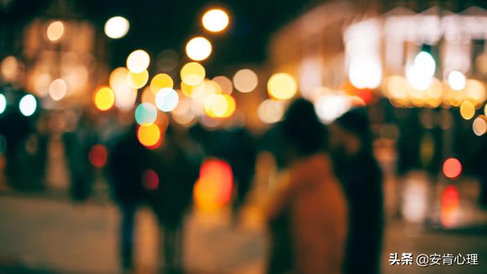 每次社交场合都很不自在,社交恐惧症脸红不自在怎么治疗