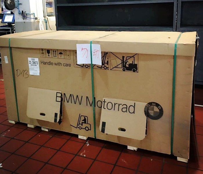 机车是男人的“回*药春**”，我提了宝马RR，老婆说我变了个人似的