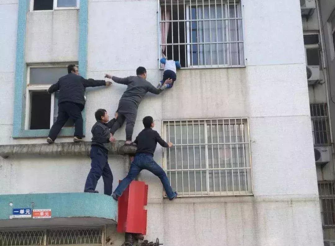 女子和孩子进家门被尾随,女童在小区被陌生男人尾随