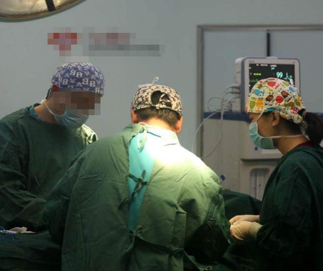 泰国人妖表面光鲜亮丽,但是以“寿命”为代价,整个过程难以忍受