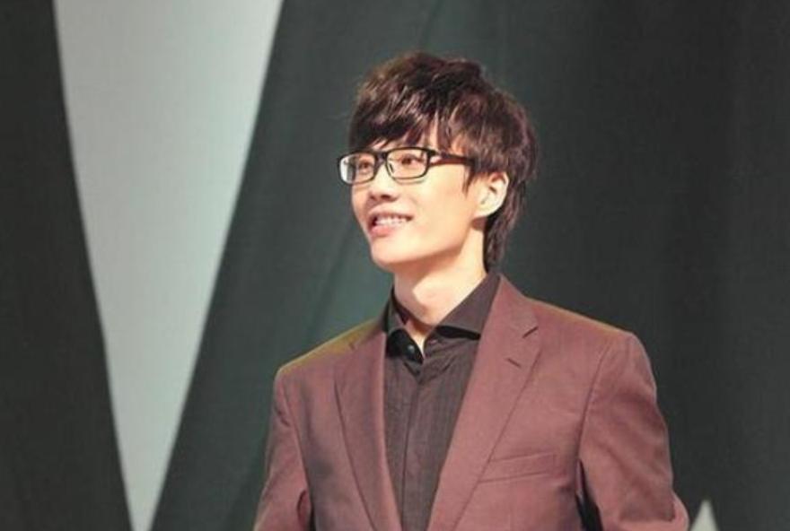 许嵩被粉丝抱两眼一抹黑采访,许嵩被黑