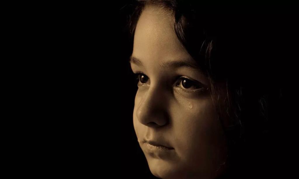 孤儿被收养哭了,孤儿被收养后本以为可以改变命运