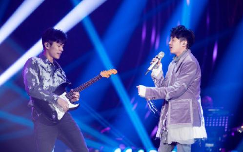 一唱高音就挤嗓硬吼怎么办,唱高音嗓子不疼的方法