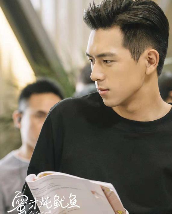 李现杨紫蜜汁炖鱿鱼玩具,杨紫新剧带火李现