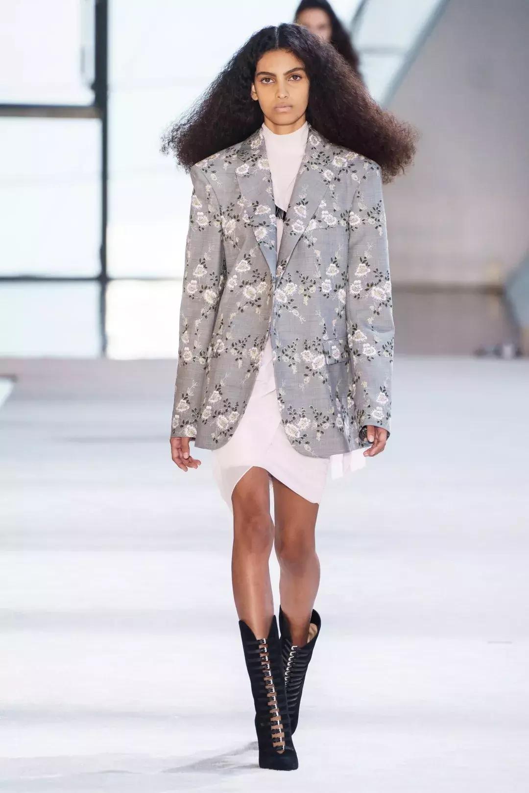 高级灰，经久不衰的百搭色，激情碰撞中造就诗意存在