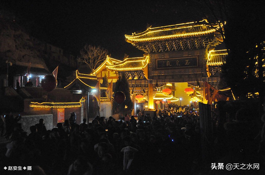 甘肃天水数万民众“上九朝观”祈福纳祥争烧头柱香！（组图）