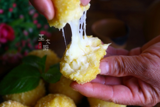 爆浆芝士土豆球，咬一口酥脆绵软奶香浓郁，一口一个太香了