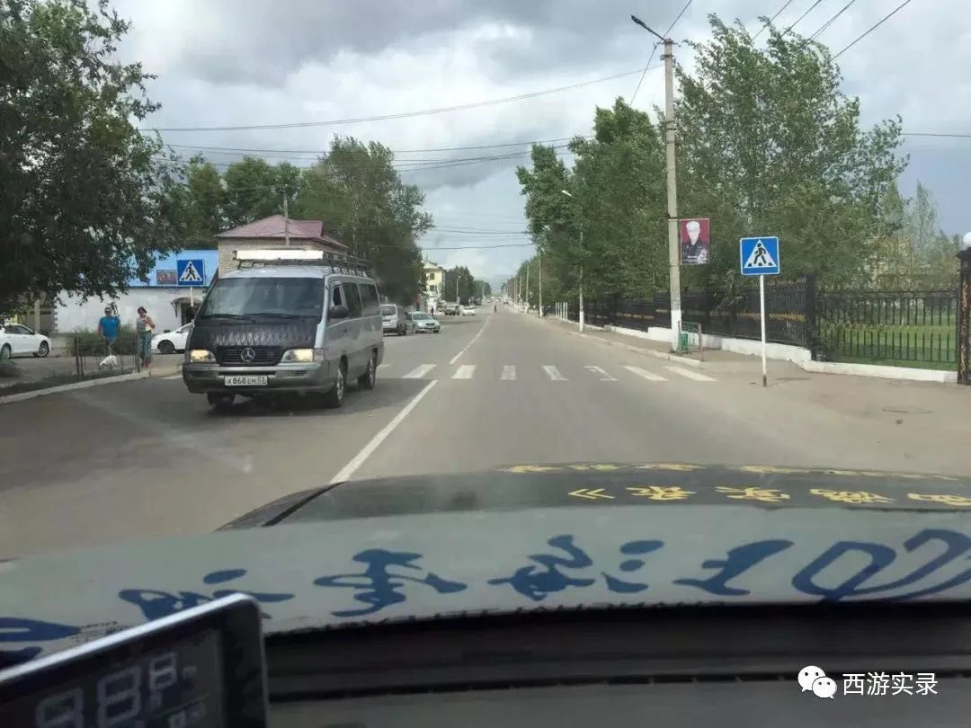 她让俄罗斯人搭车，还管饭，发现车上电脑不见，上海开车进俄罗斯