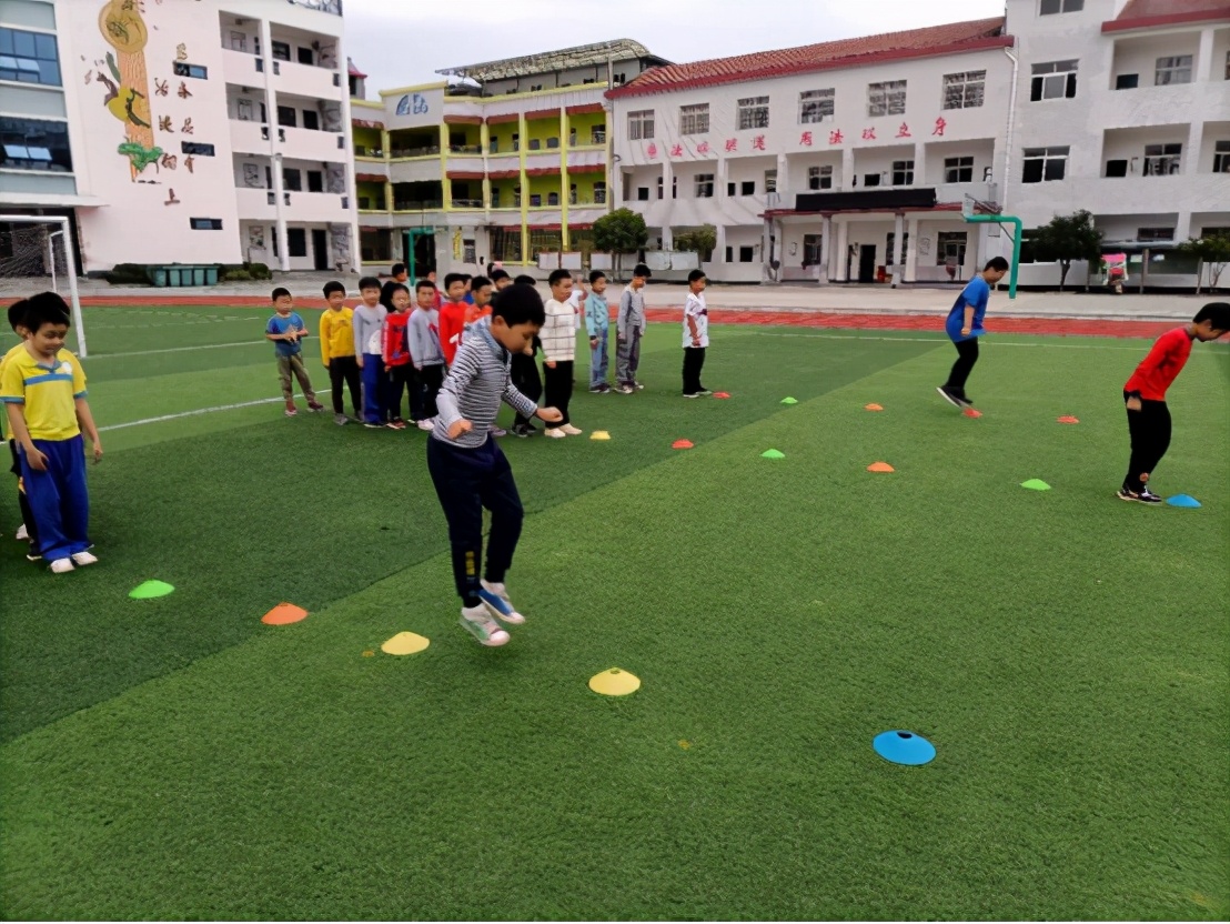 推动校园足球的蓬勃开展,开展校园足球宣传活动