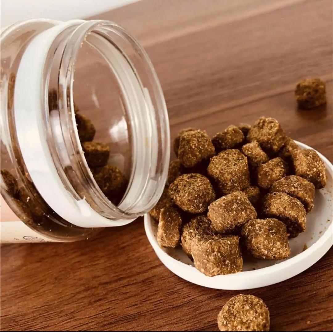 猫咪身上一块一块的掉毛是啥原因,猫咪皮肤结痂掉毛擦什么药比较好