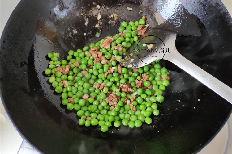 为啥你做的豌豆容易变黄?只要一招,炒出来的豌豆翠绿又好吃