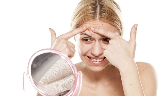 额头痘痘反复结痂处凸起,额头下巴反复长闭口痘痘什么原因