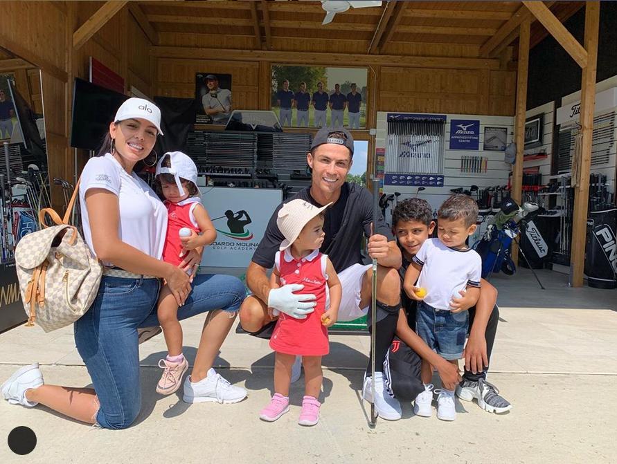 c罗晒与女友乔治娜合影,c罗晒庆生照