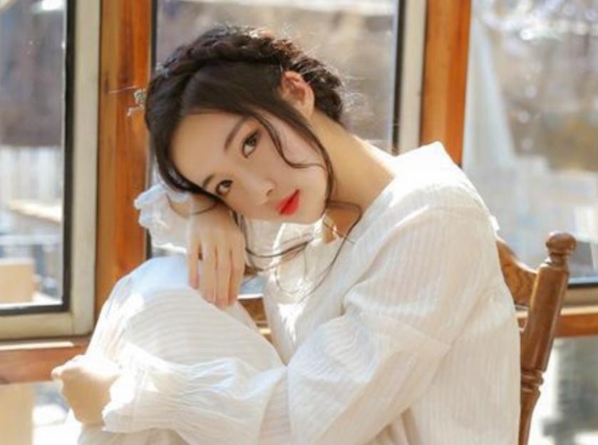 圆脸气质女人味发型,不烫的圆脸短发发型显气质