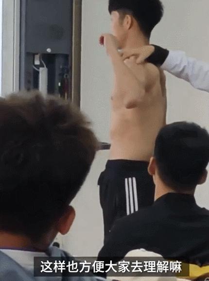 肌肉猛男展示腹肌胸肌,肌肉男八块腹肌和强壮的胸肌