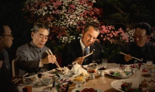 1972年,毛主席接见尼克松,笑着问他:你们常常利用姑娘做掩护?