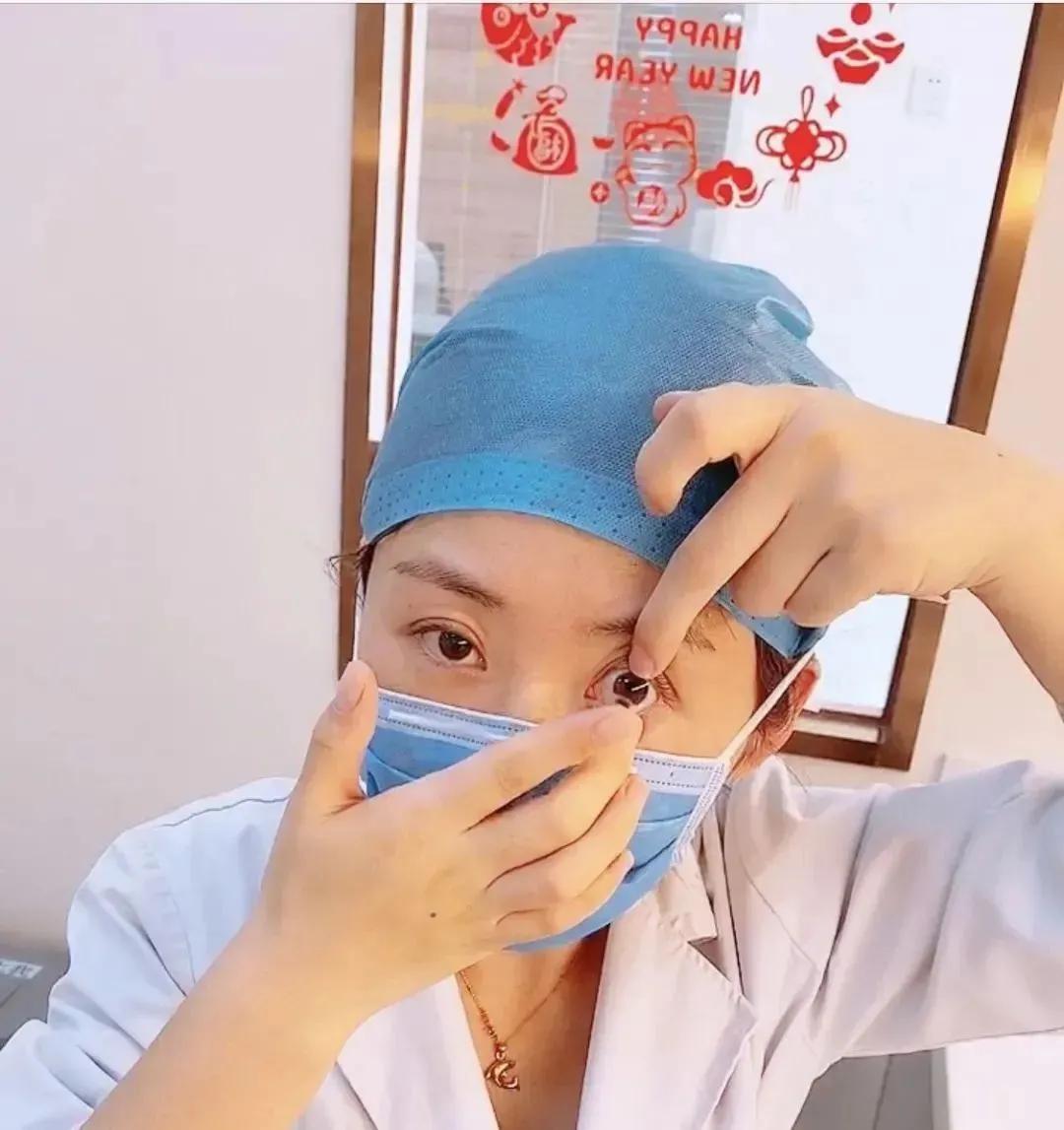 摘隐形眼镜有什么好方法吗,眼科医生告诉你隐形眼镜戴法