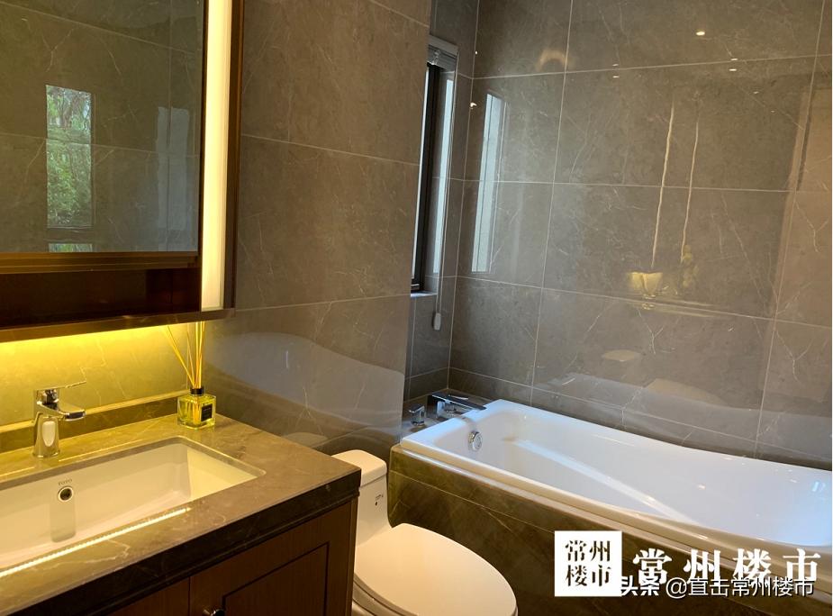 售楼处开盘千人排队,开盘人多冲进售楼部的视频