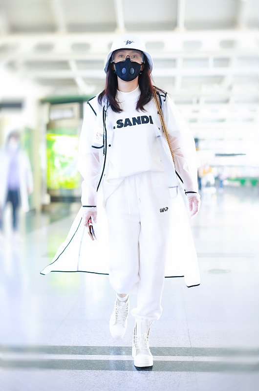 秦岚穿雨衣视频,秦岚白色雨衣图片