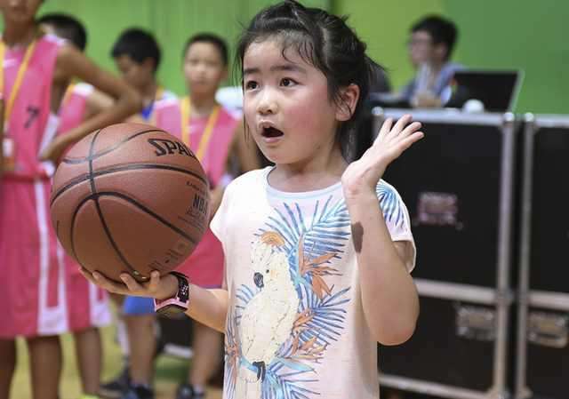 濮氭槑浠栧コ鍎跨幇鍦ㄥ楂樹簡,濮氭槑鐨勭幇鍦ㄥコ鍎胯韩楂樺灏戠背