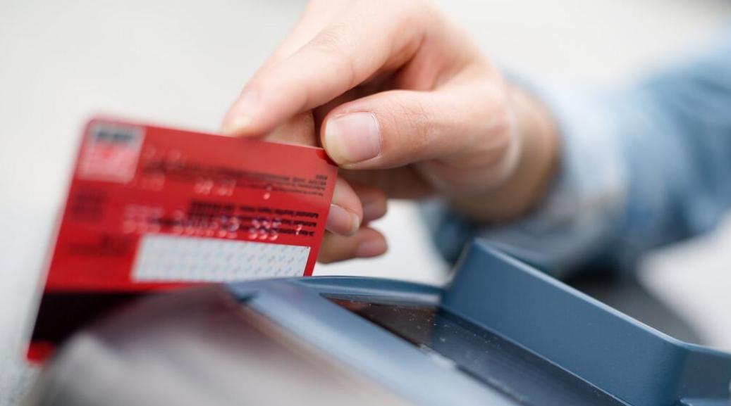 办银行卡要开通短信通知吗,办理银行卡时要不要开通短信通知