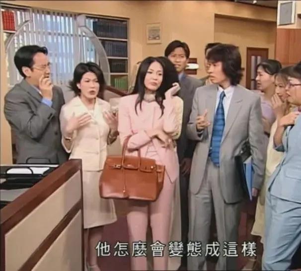 还记得2000年拿下黄子华的中环女律师MissMo穿过什么吗？