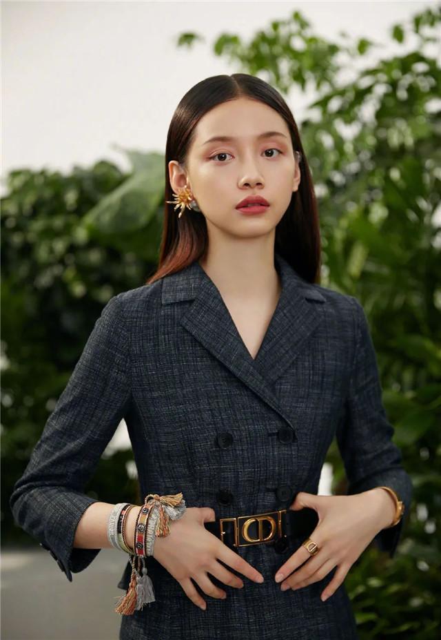 脸大圆脸适合直发图片,圆脸脸大的女生适合烫发还是直发