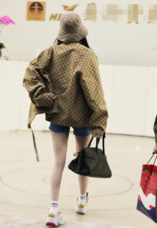 杨幂“超模腿”生图真绝了！小腿大腿竟然一般粗，简直瘦得太夸张