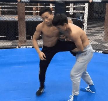 打架时被抱腿怎么办,打架被抱住腿怎么办