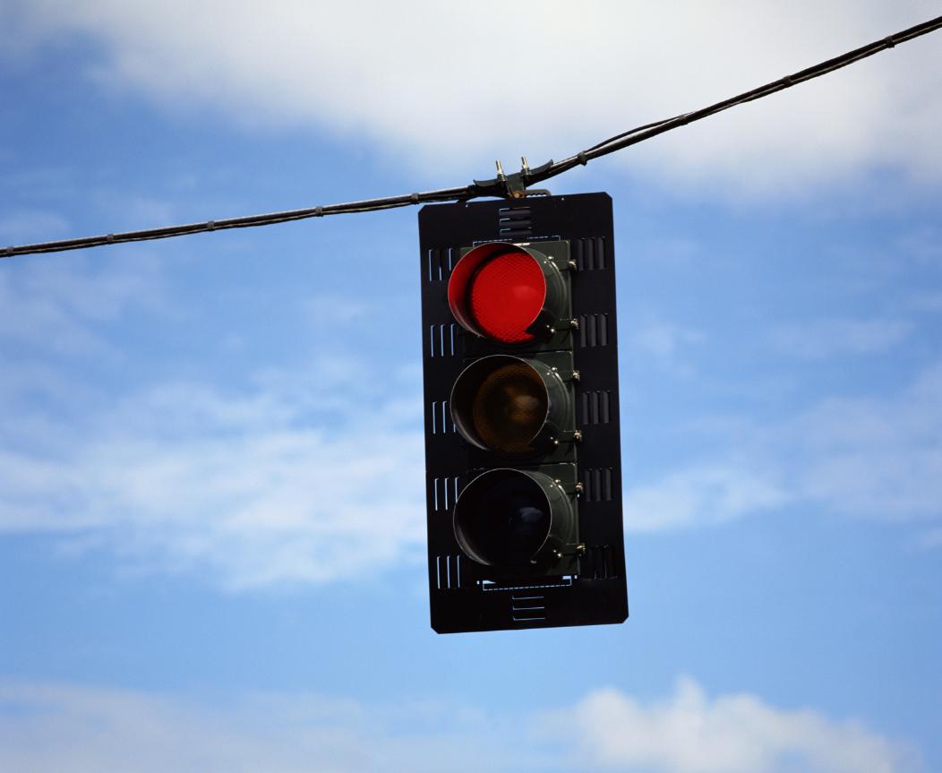 红灯一直不变可以后退吗,红灯一直不变