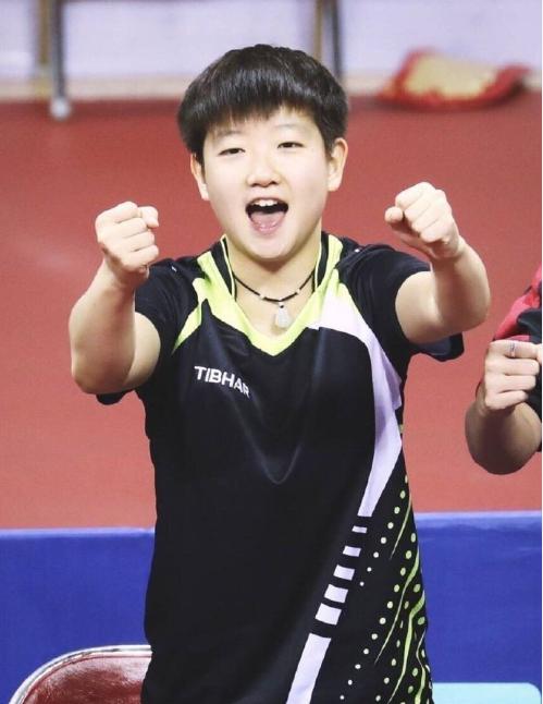 孙颖莎陈梦的拥抱,孙颖莎陈梦送球