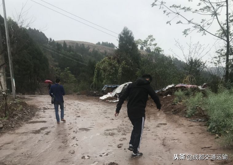 穿着跑鞋去郊游,穿上跑鞋奔跑在熟悉的道路