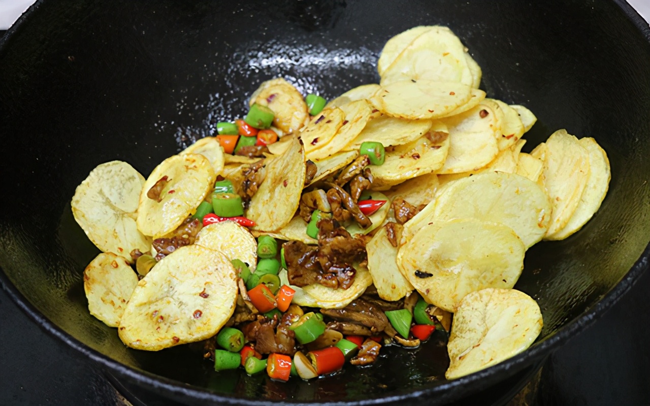 干锅土豆片土豆一炸就烂,香辣酥脆干锅土豆片