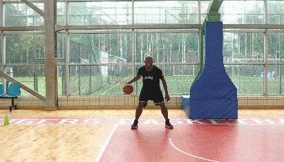 打篮球特别久还是很菜怎么办,打篮球怎么做到正确运球