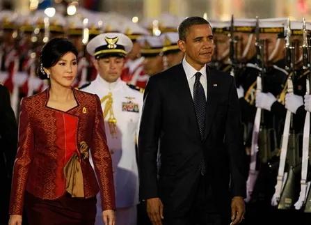 “最美总理”英拉送新年祝福，穿唐装太气质，53岁状态绝了