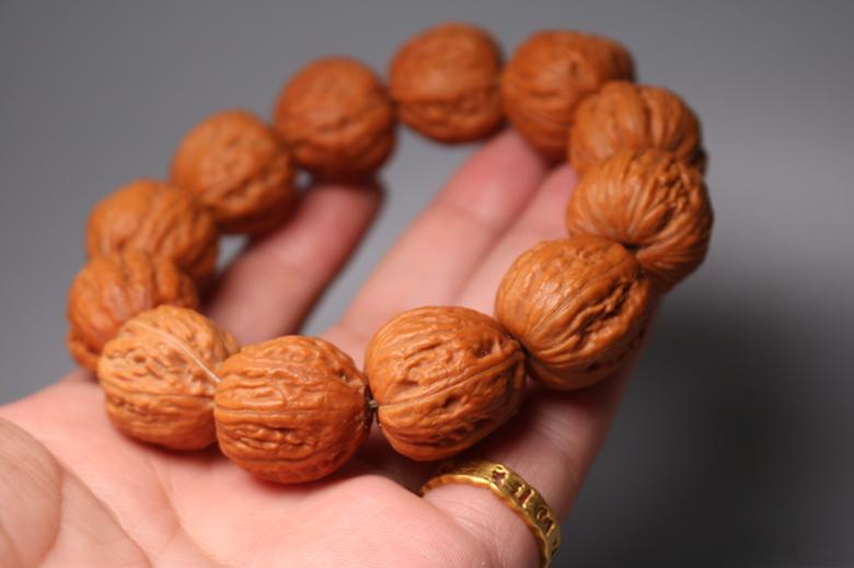 小核桃手串怎样盘,小核桃手串怎么盘出牛筋红