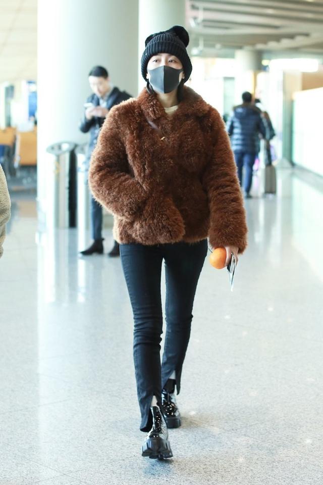 马苏穿黄色毛衣现身打扮超亮眼,马苏穿皮草