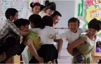 幼儿园感恩节家长开放日亲子游戏,感恩节亲子互动游戏幼儿园