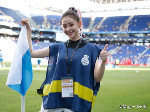 幸运儿张天爱西甲赛场看武磊，还让武磊的球衣印上了自己的名字