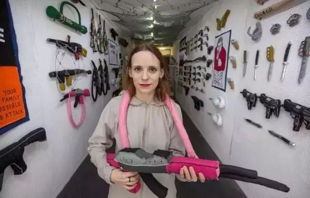 一个95后美女开了一家超市,85后美女开了一家超市