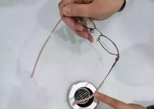 眼镜老是往下滑，get到这几项技能轻易解决烦恼