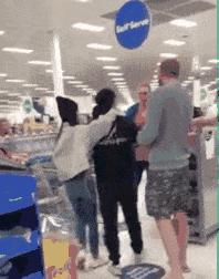 澳洲华人在超市买奶粉被骂,澳大利亚情侣超市买奶粉被骂