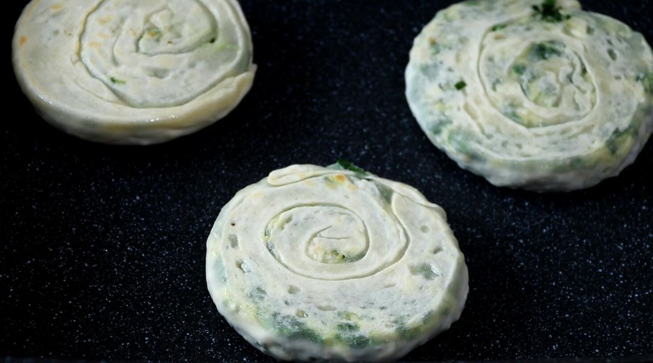 松软韭菜鸡蛋饼的做法,特色韭菜鸡蛋饼的做法