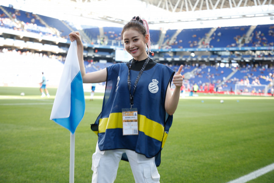 张天爱一身时髦装扮现身机场,张天爱穿运动服装图片