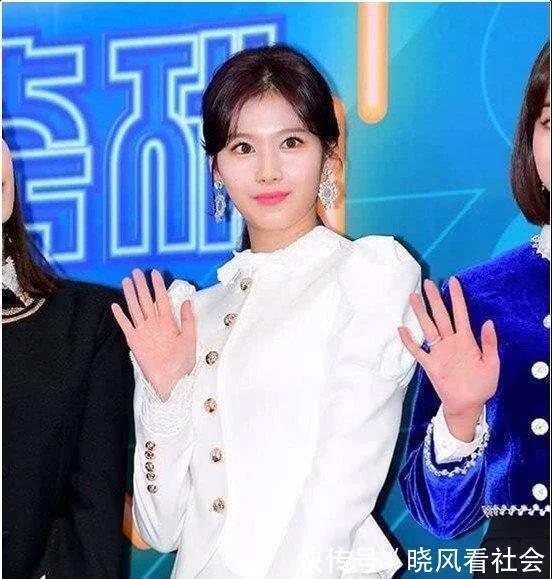 裙子太短了？日本女星Sana“以手掩臀”惹争议，网友：害怕就别穿