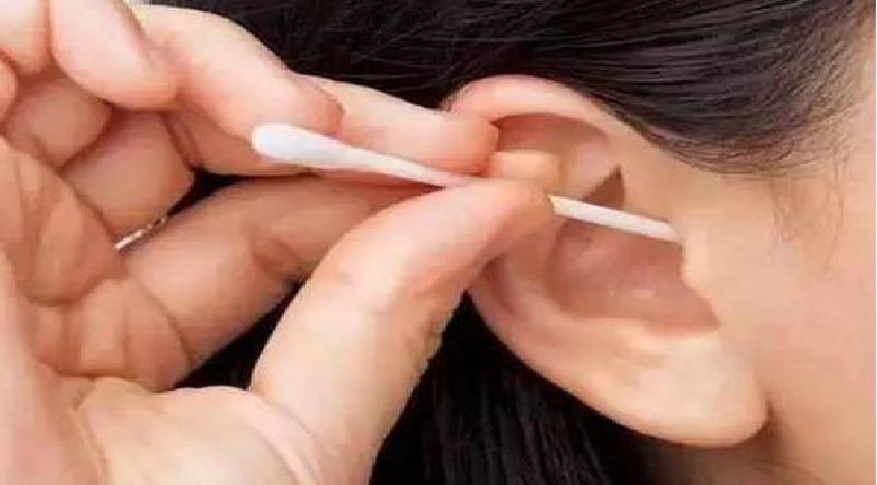 怎么才能容易给宝宝掏耳屎,该不该给小宝宝掏鼻屎