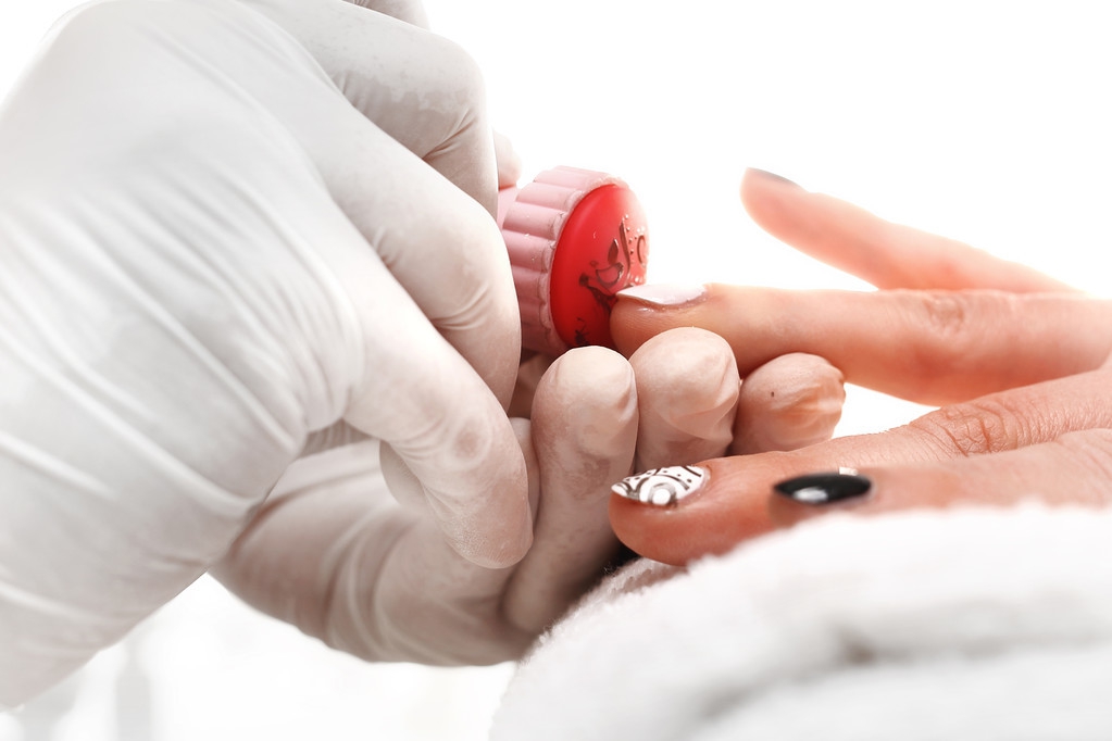 丈夫发现妻子出轨改遗嘱,已婚夫妻丈夫出轨妻子抓奸犯法吗