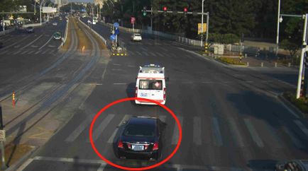 司机闯红灯送医院救治,宝马女司机拖行伤者视频