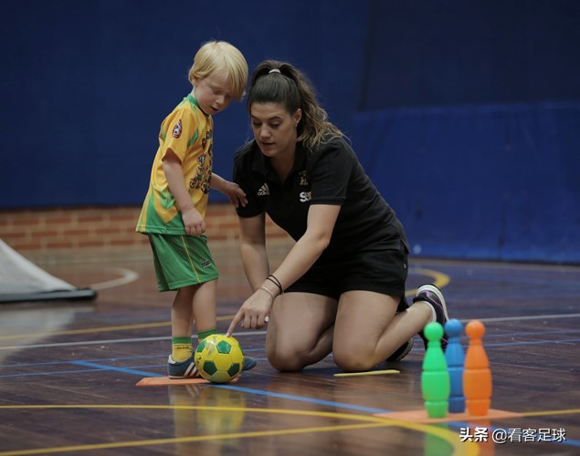 少儿足球启蒙训练方法,儿童足球热身训练10个动作青训