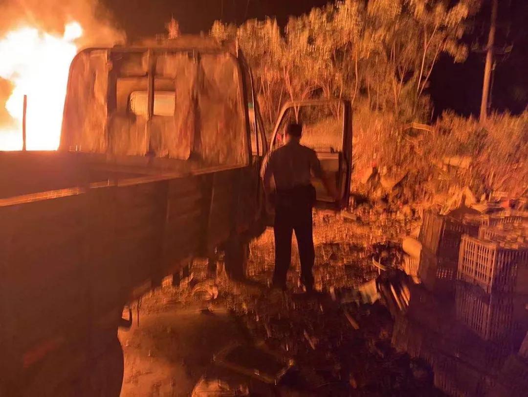 一声巨响，沸油扑向他的脸上、身上、眼睛里……这张照片瞬间让人破防！